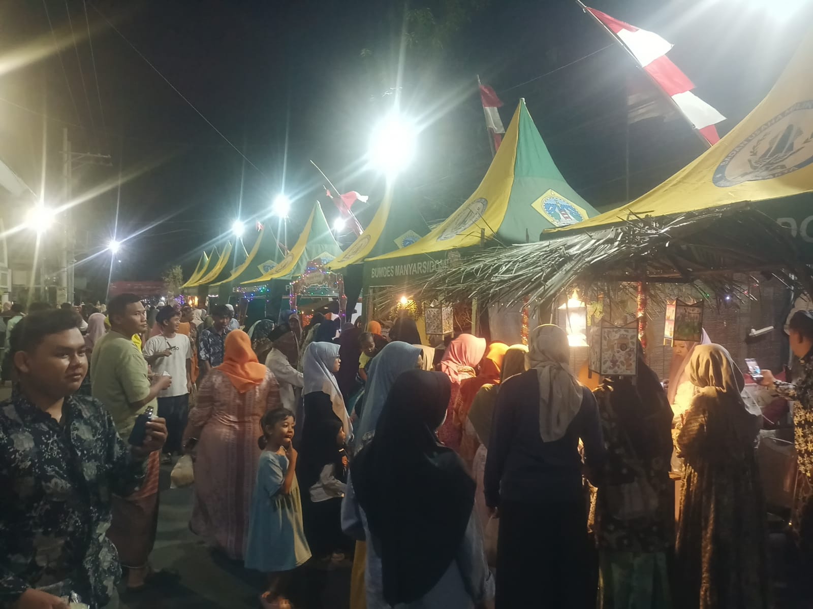 peringatan HUT Kemerdekaan RI ke-81 dengan cara yang unik. Warga menghadirkan kembali beragam jajanan tradisional melalui Festival Jajanan Jadul yang digelar di jalan utama desa, Senin (31/8/2026) malam.
