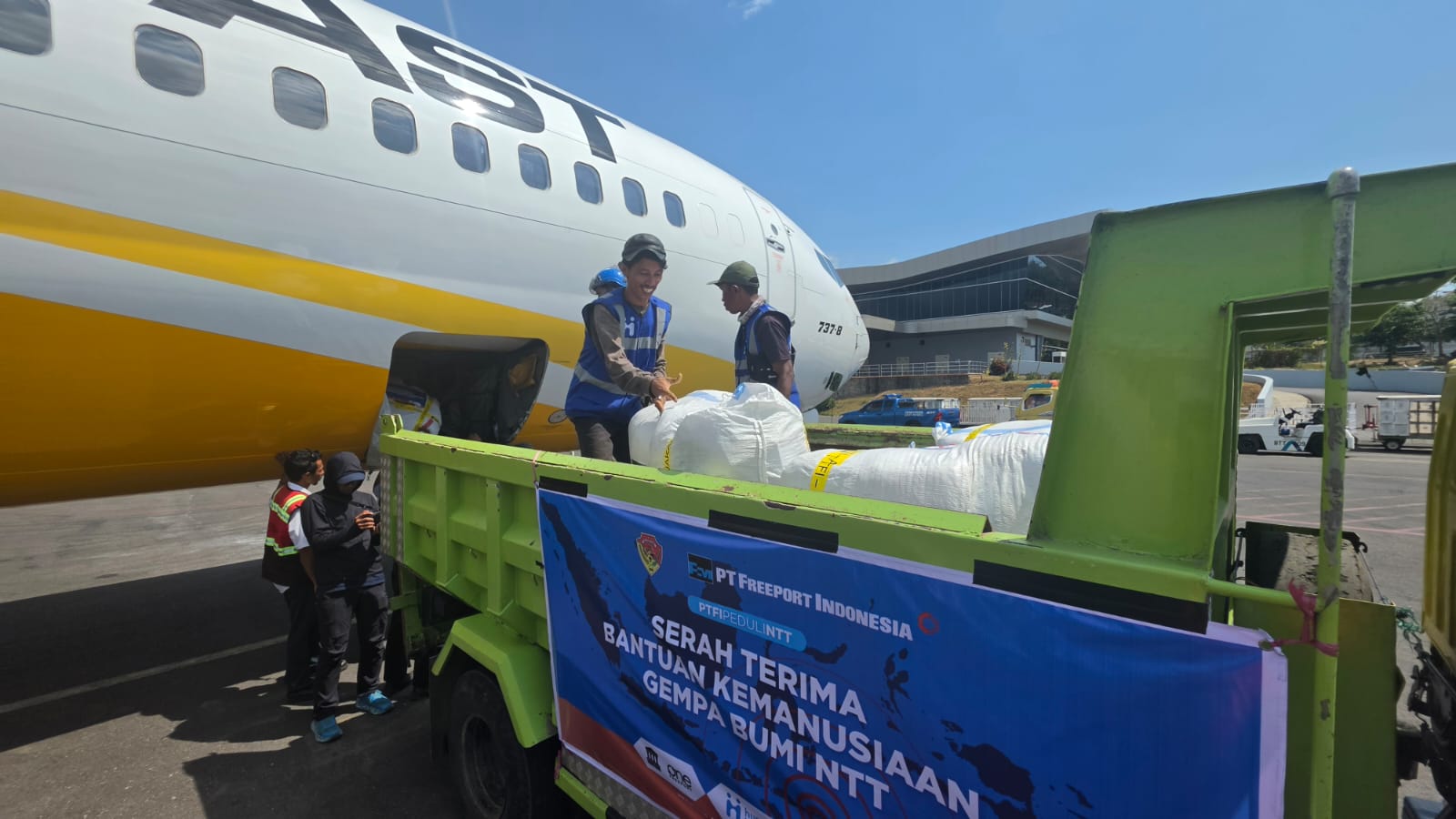 PTFI Salurkan Bantuan Rp2,5 Miliar untuk Korban Gempa NTT, Kirim Tim Medis hingga Bangun Huntara