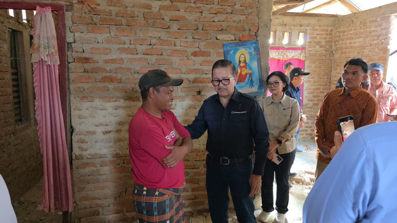 Presiden Direktur PTFI Tony Wenas saat mengunjungi salah satu rumah warga terdampak di Kec. Mbeliling, Kab. Manggarai Barat, Nusa Tenggara Timur, (1/9)