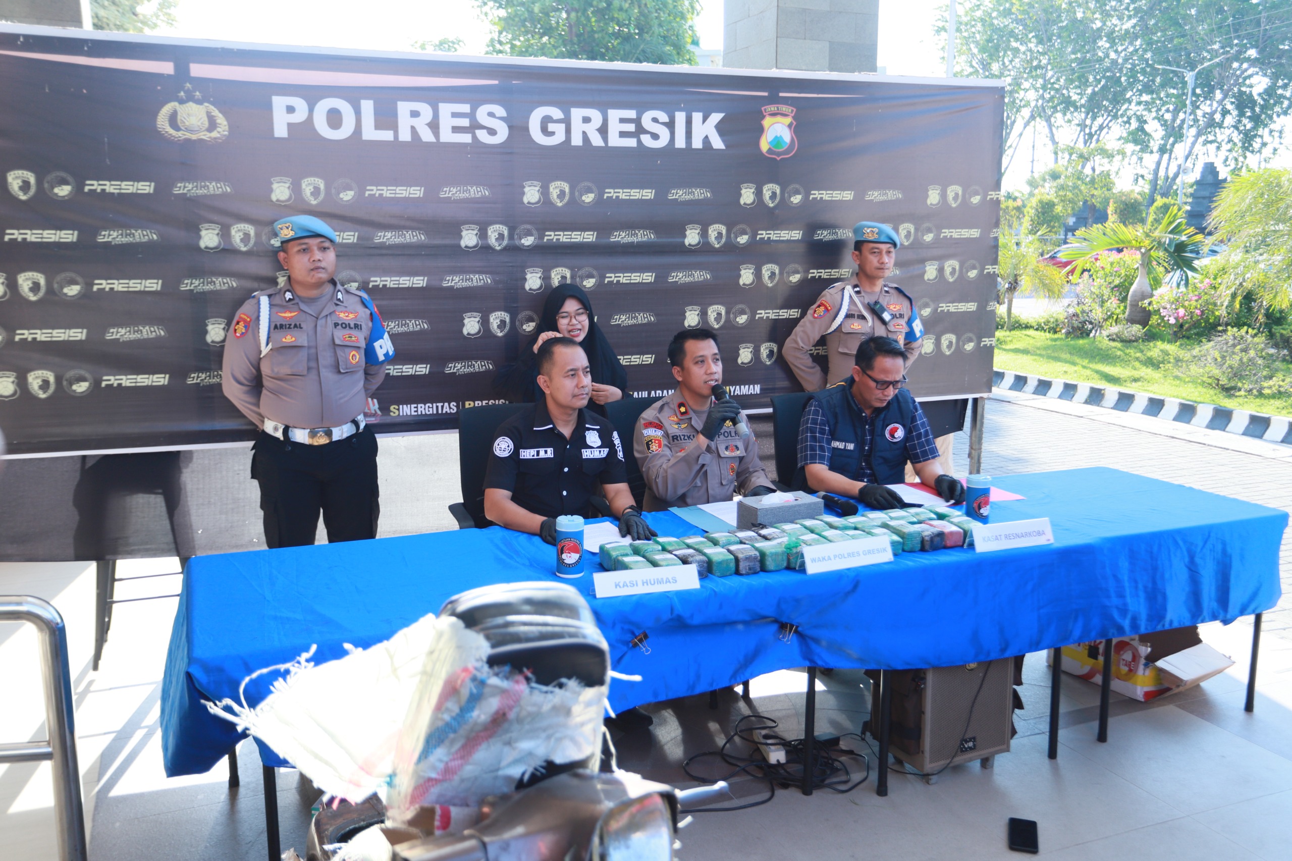 Ganja 10,8 Kg Disamarkan dalam Vespa, Satresnarkoba Polres Gresik Bongkar Paket Ekspedisi