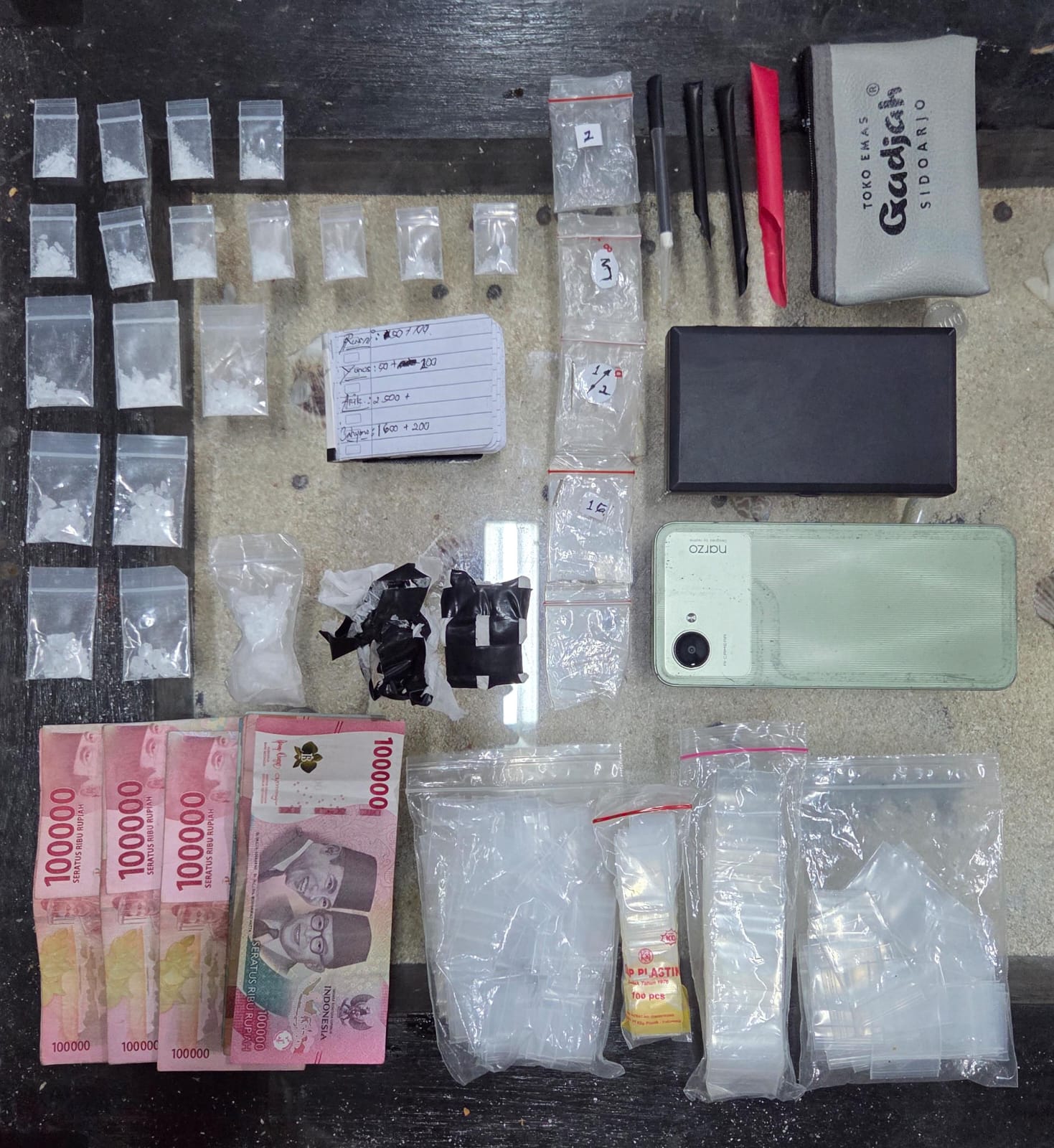 polisi menyita total sekitar 19,82 gram sabu dengan rincian 1,34 gram dari MI, 17,74 gram dari MR, dan 0,74 gram dari SG.