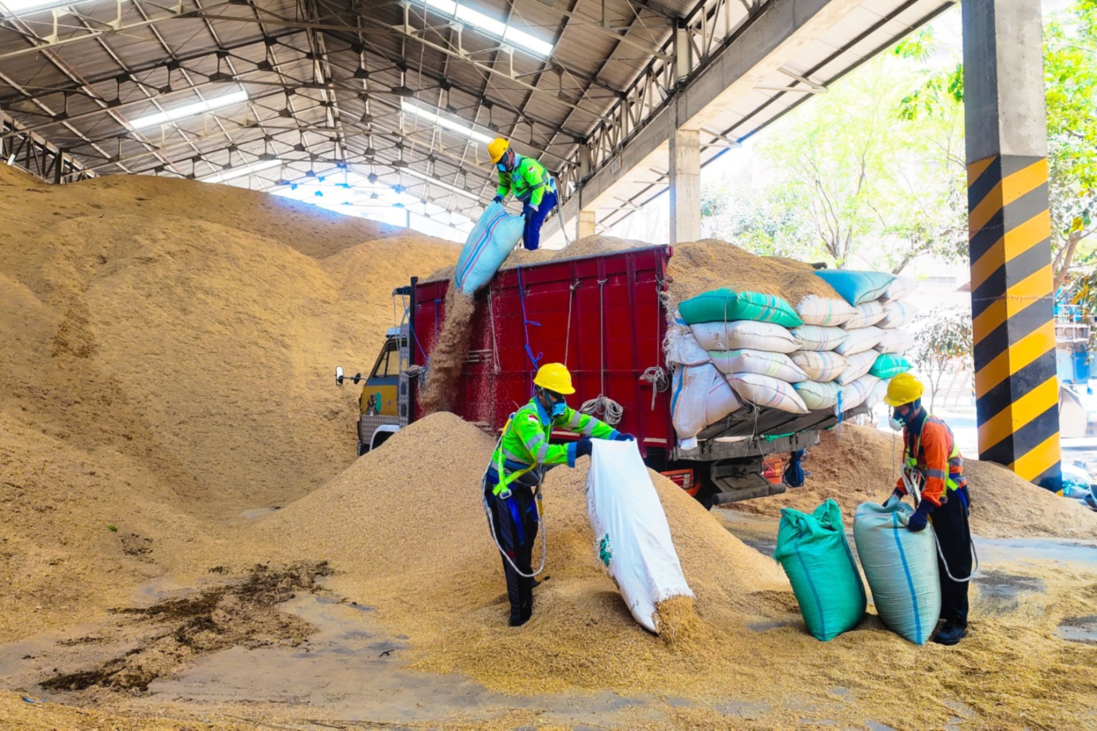SIG Optimalkan Sekam Padi sebagai Bahan Bakar Alternatif, Capai 400 Ton per Hari