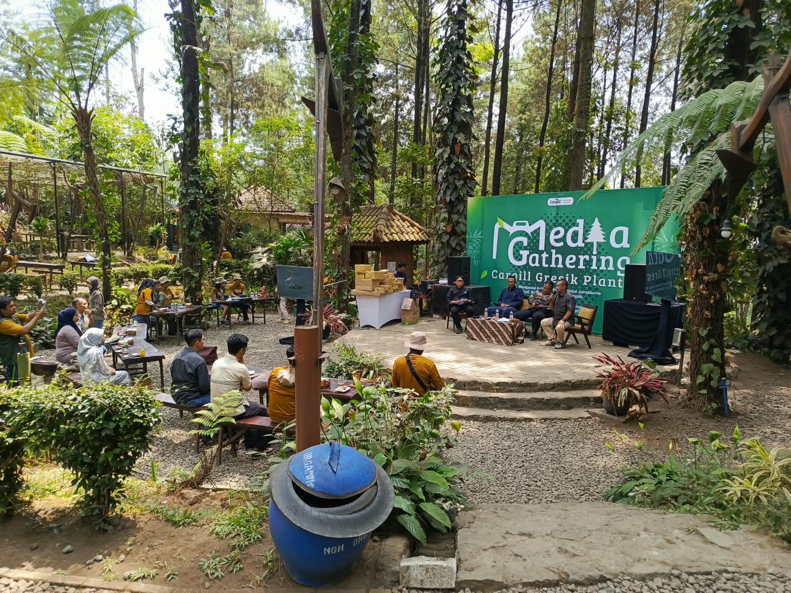 Tak Sekadar Media Gathering, Cargill dan Wartawan Tanam Pohon di Prigen