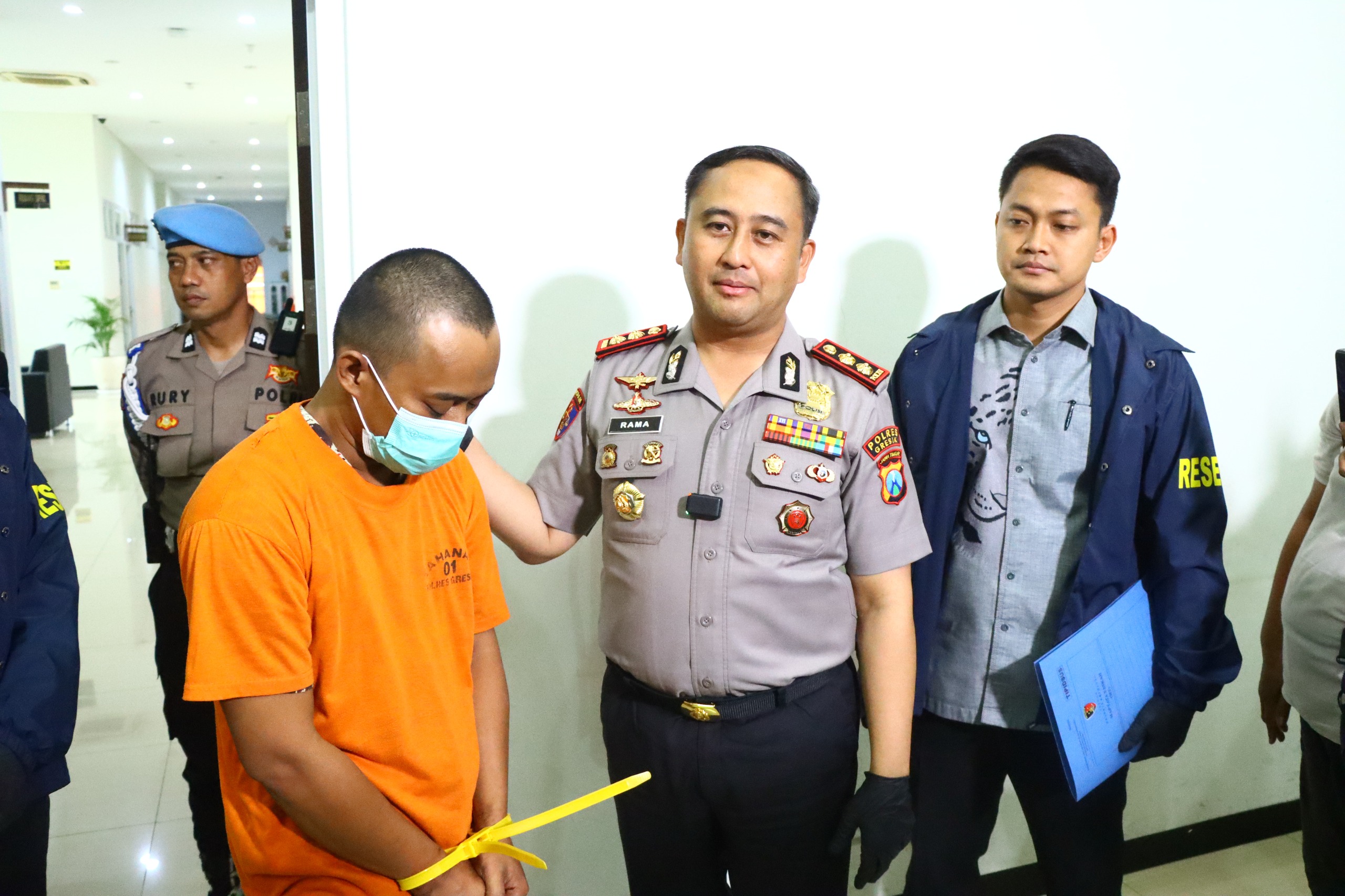 Seorang pria berinisial S (29) ditangkap di Kecamatan Ketapang, Kabupaten Lampung Selatan, Provinsi Lampung, setelah diduga memeras seorang perempuan berinisial BPS, warga Kecamatan Manyar, Gresik.