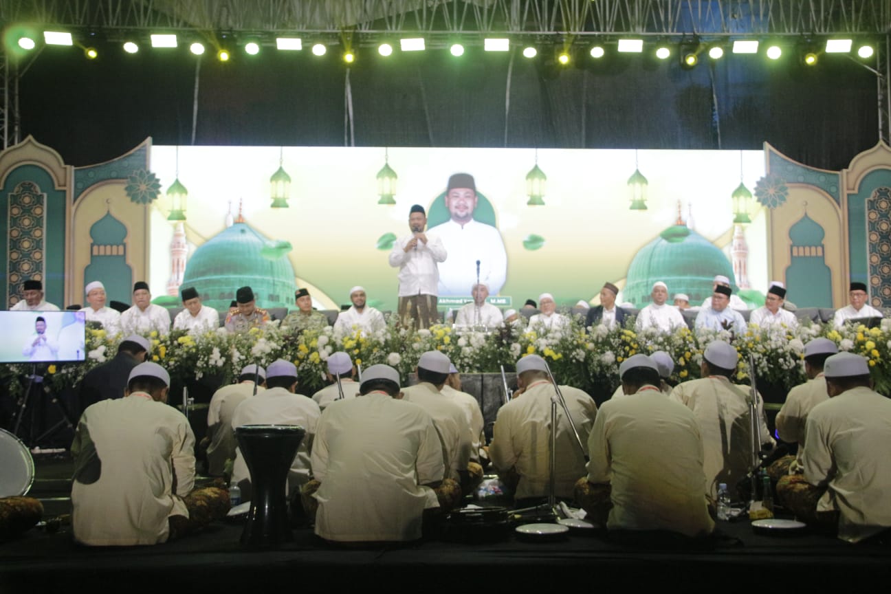 Ribuan jamaah memadati halaman Kantor Pemerintah Kabupaten (Pemkab) Gresik dalam kegiatan Gresik Bersholawat, Kamis (15/10/2026) malam.