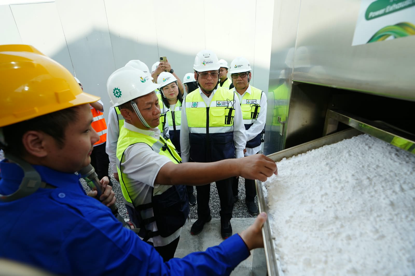 Menteri Perindustrian bersama Jajaran, Direktur Utama Pupuk Indonesia, Direktur Utama Petrokimia Gresik, dan perwakilan UWIN Resource Regeneration Inc. meninjau hasil pengujian teknologi CCU berupa soda ash.