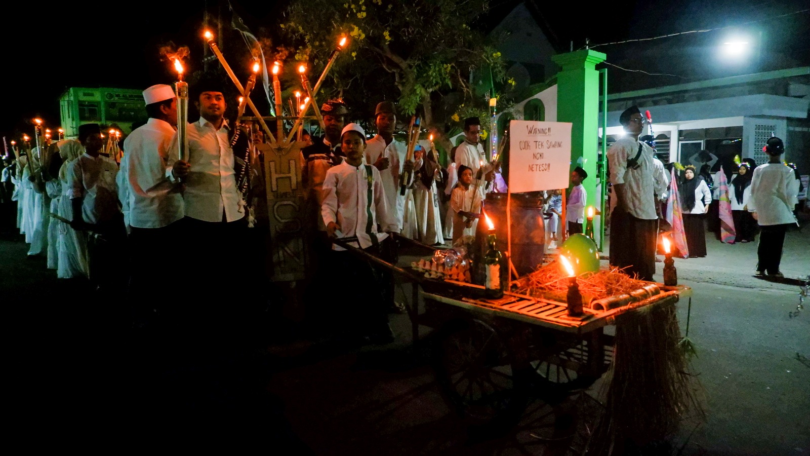 Kirab Obor Hari Santri 2026, YPPP Al Muniroh Bagikan Udik-udikan Rp2,226 Juta