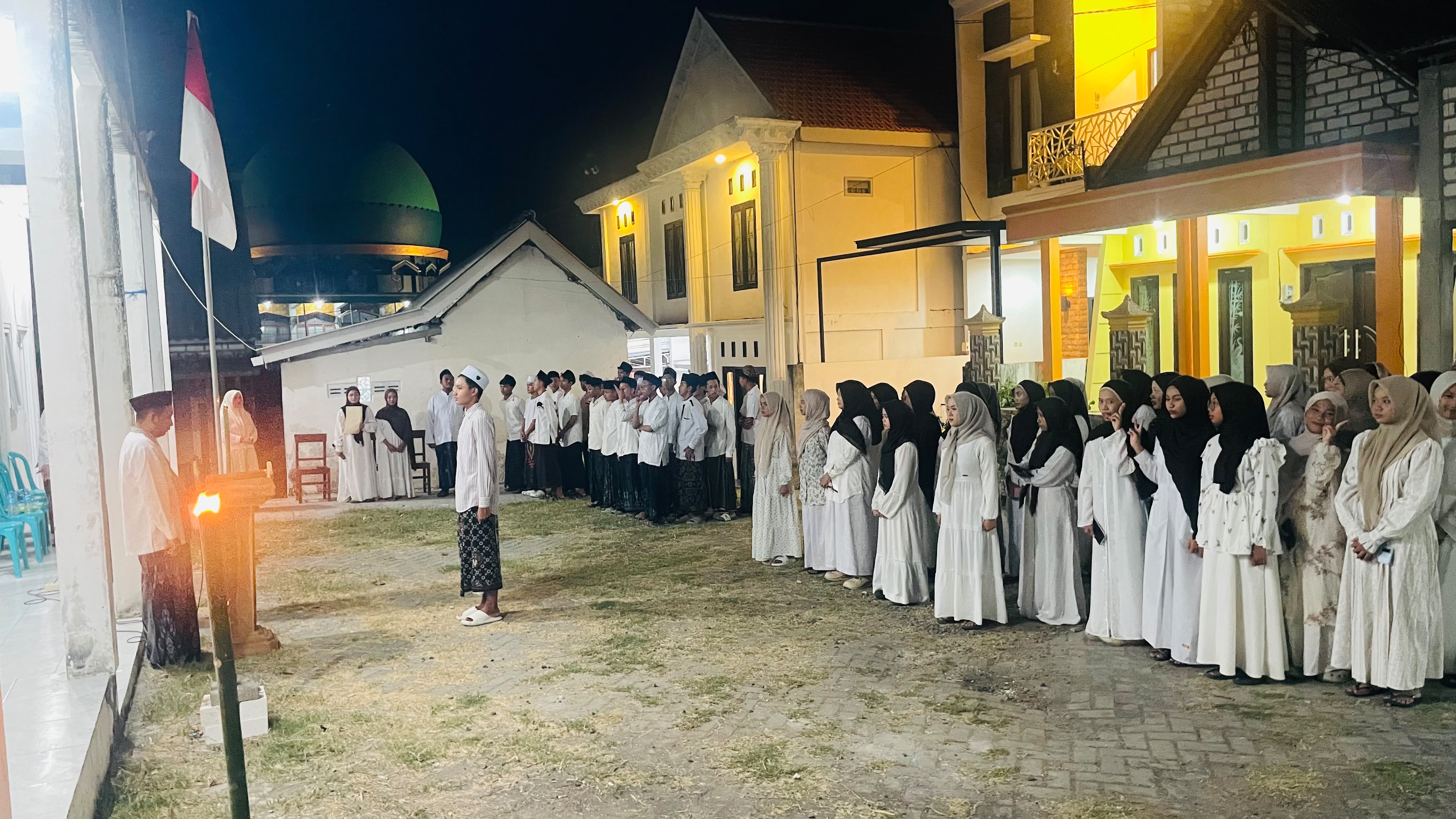 Nyalakan Obor Saat Upacara Hari Santri 2026, Ponpes Zainal Abidin Bungah Kobarkan Semangat Perjuangan