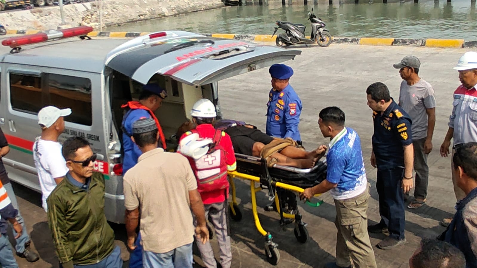 ABK KLM Putra Utama Jaya Mendadak Sakit di Pelabuhan Gresik, Satpolairud Lakukan Evakuasi