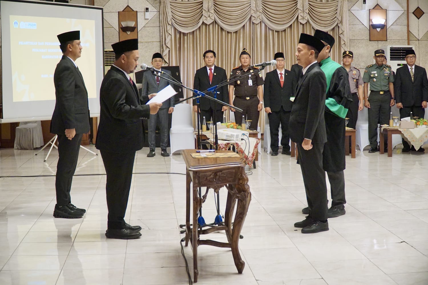Edy Hadisiswoyo Dilantik Jadi Pj Sekda Gresik, Bupati Soroti Beasiswa dan Penguatan PAD